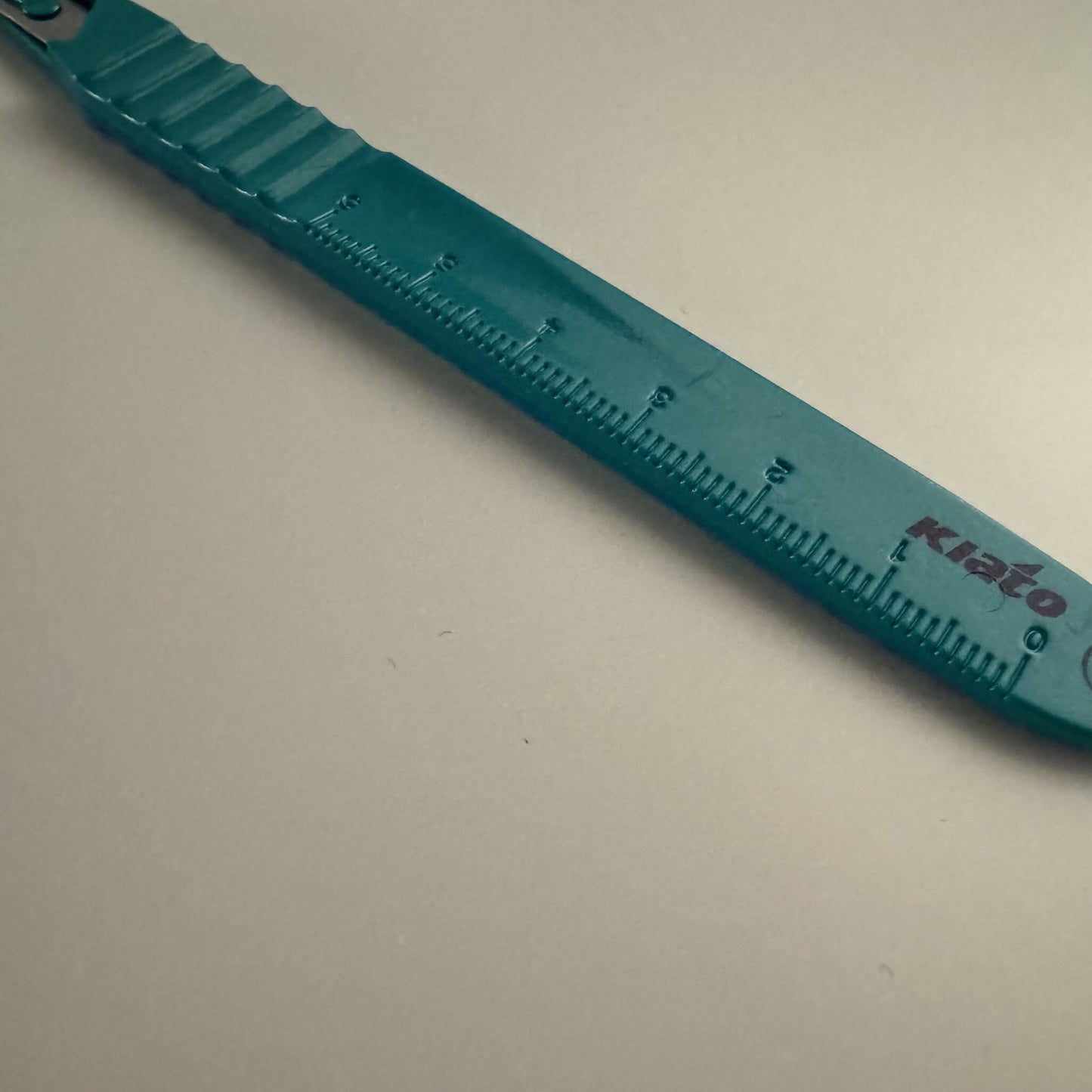 Engangs skalpell med måleskala