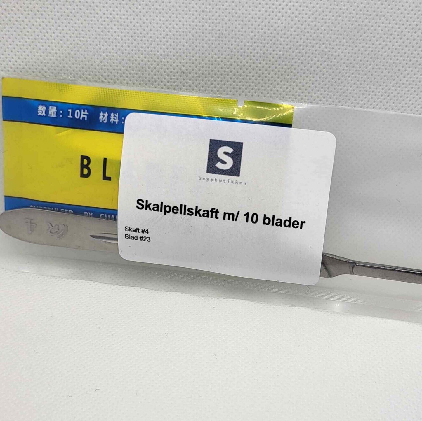 Standard skalpellskaft nr.4 med flatt håndtak. Leveres med 10 skalpellblader nr.23 (buet)