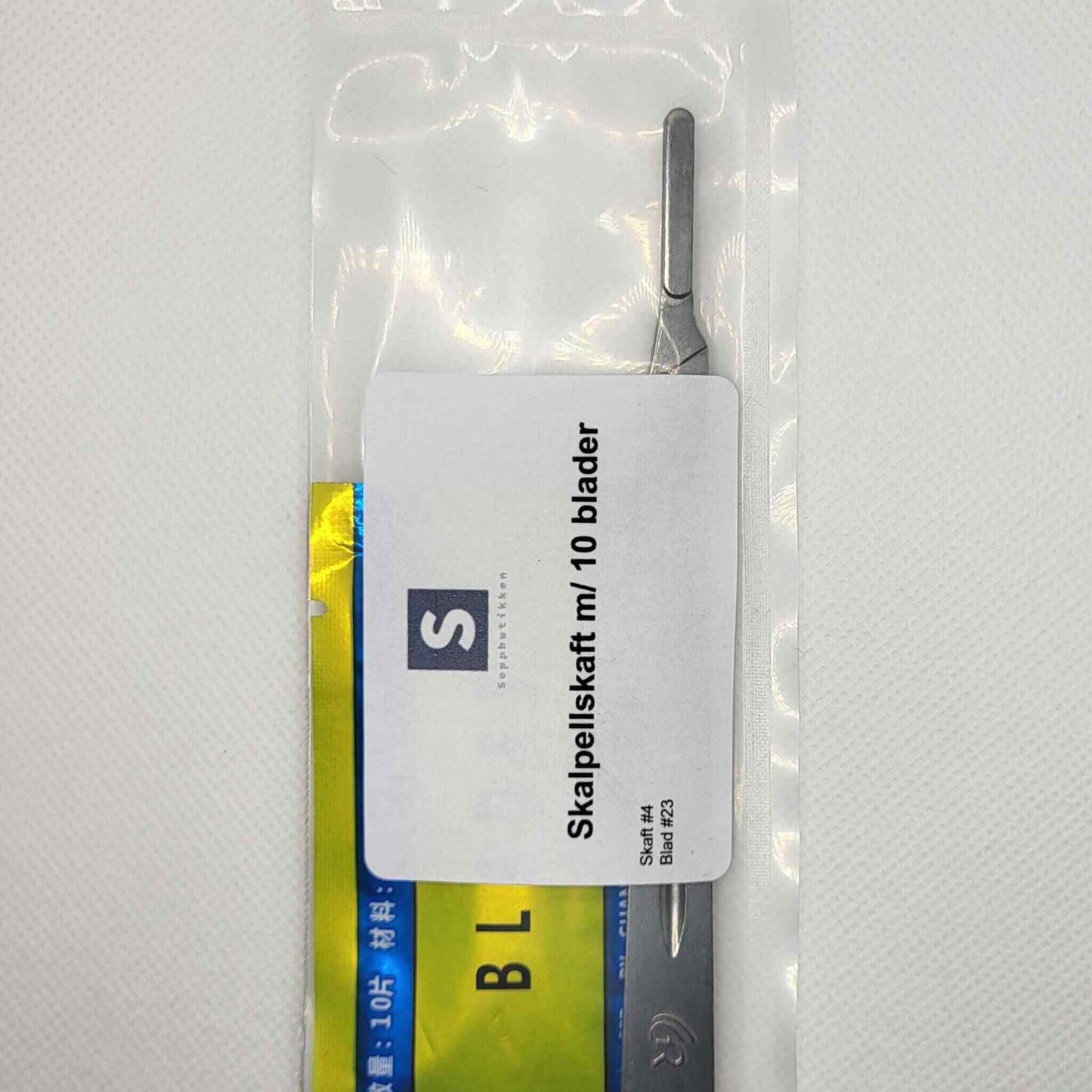 Standard skalpellskaft nr.4 med flatt håndtak. Leveres med 10 skalpellblader nr.23 (buet)