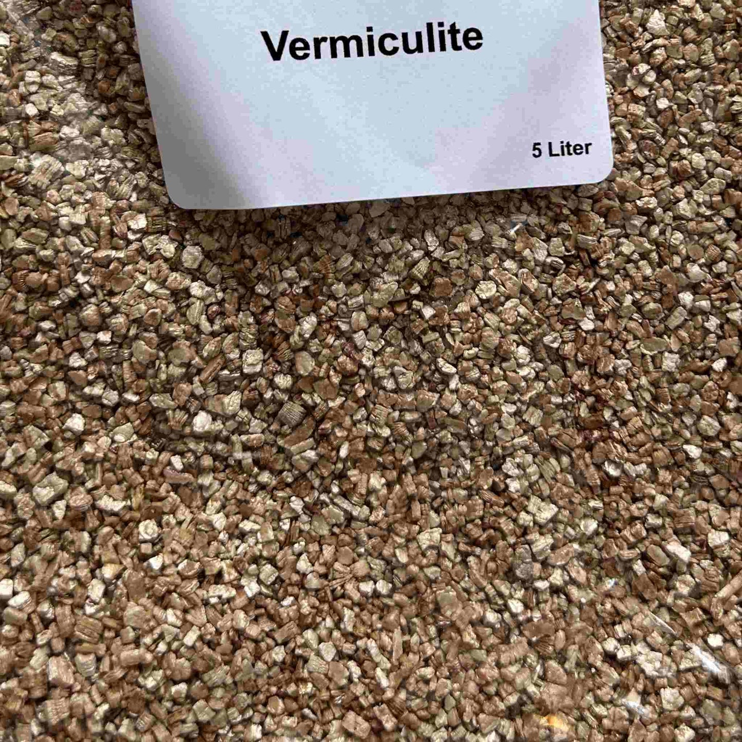 I soppdyrking tilsettes vermiculitt som er et porøst, inert stoff for å opprettholde fuktighetsinnholdet i substratet og hjelpe til med lufting.