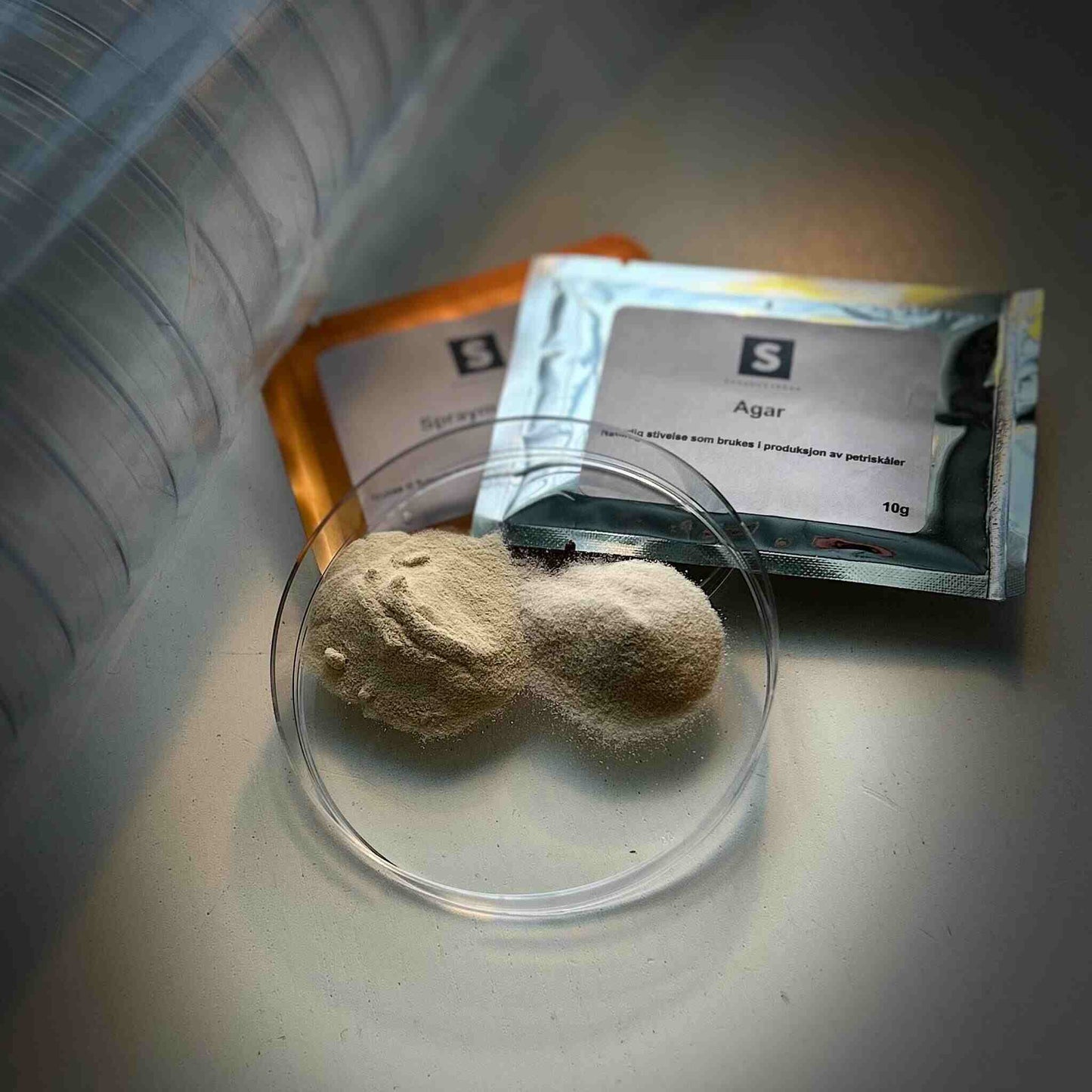 Agar, malt og petriskåler. Maltekstrakt Agar Mix er et gelatinøst medium som er mye brukt til å dyrke, isolere og manipulere sopp, gjær og muggsopp