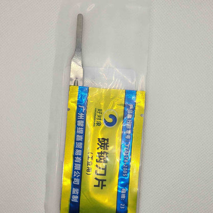 Standard skalpellskaft nr.4 med flatt håndtak.  Leveres med 10 skalpellblader nr.23 (buet)