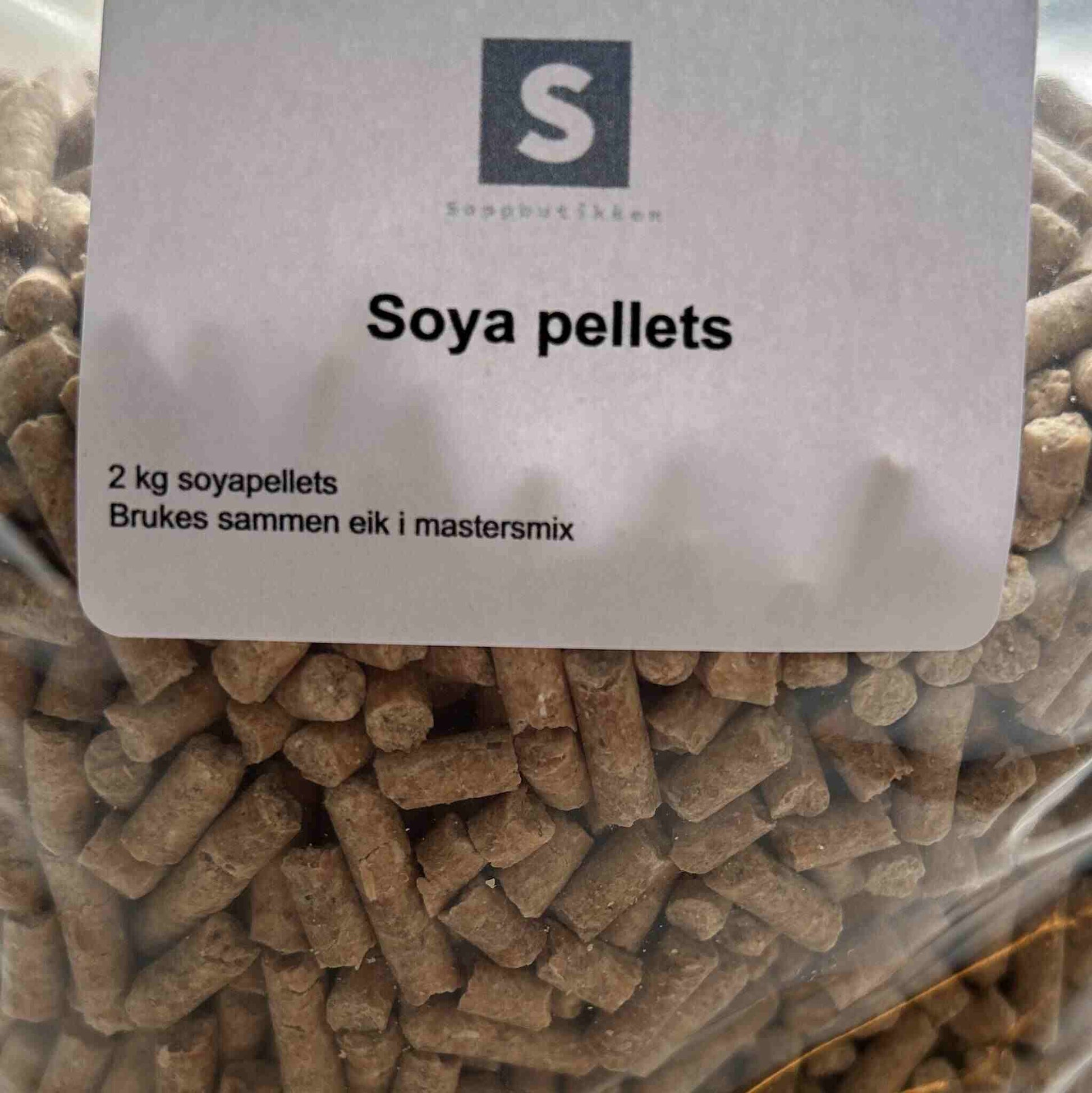 Soya pellets gir soppen en utmerket kilde til nitrogen og protein. Blandes vanligvis med eik pellets.