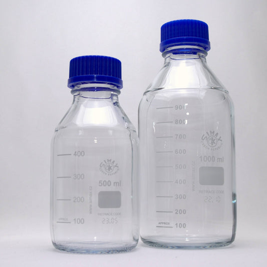 Laboratoriekvalitet medieflasker for soppdyrking i 500ml og 1000ml størrelse med blå skrukork og måleskala fra soppbutikken.no
